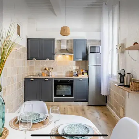 Iris Apartment *